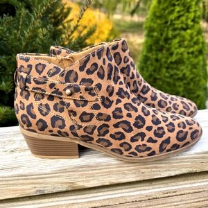 Old Navy NEW!! Leopard Print, Western Style, Stacked Heel Bootie. Women's 8.5M